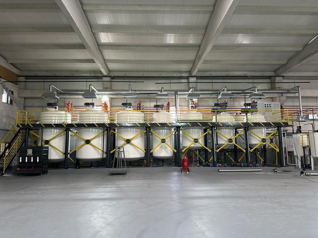 Lubricating oil blending vessel line